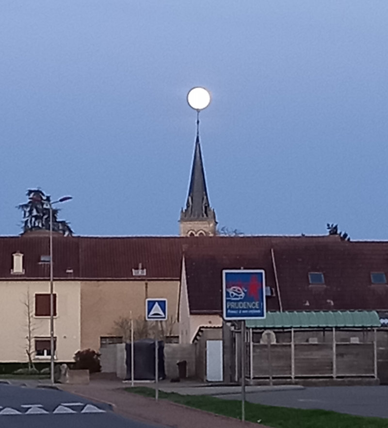 La pleine lune sur le clocher